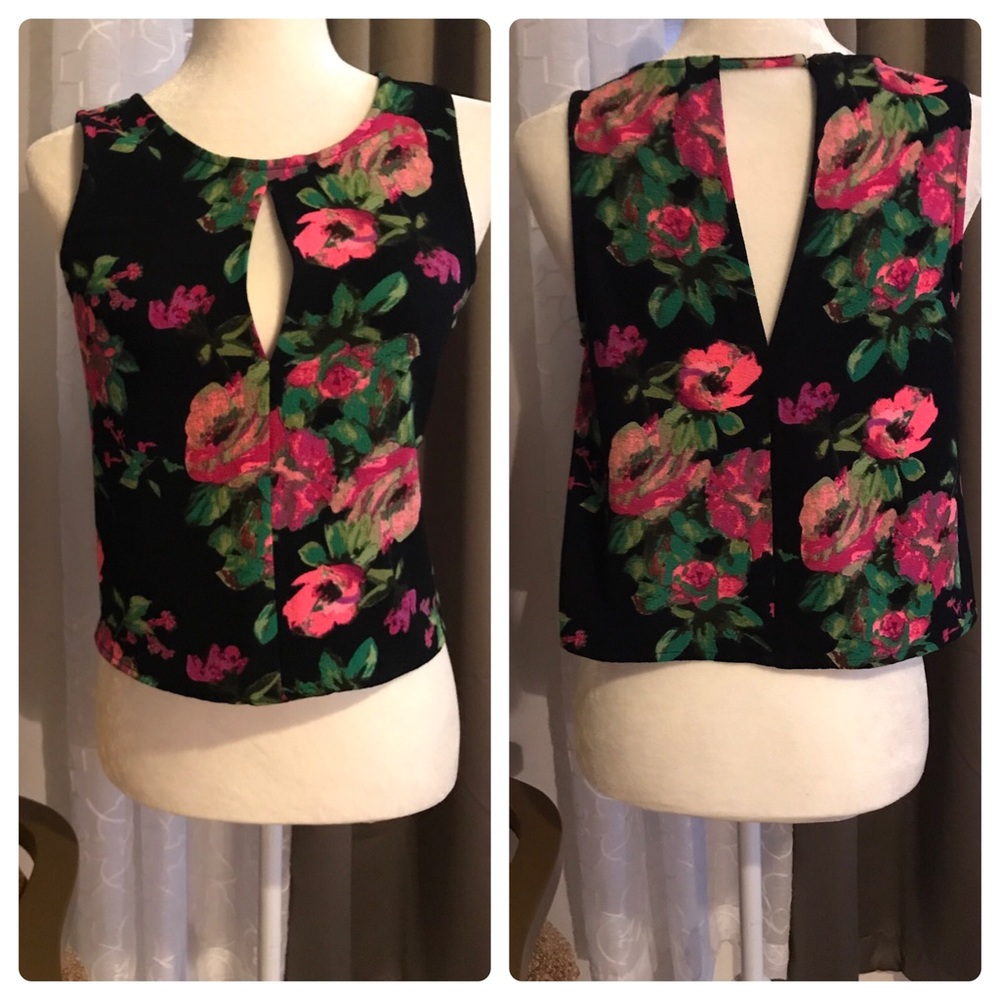 NWOT Windsor Floral Mid-drift Top
